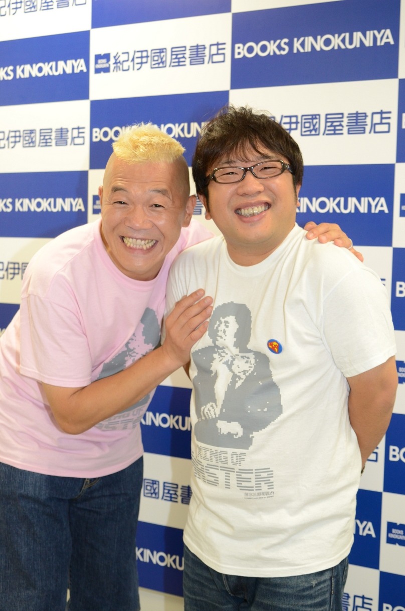 DVD「キャイ～ン LIVE 2013 in Japan」発売記念イベントに出演したキャイ～ン。