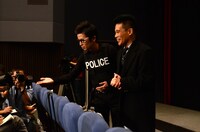 報道陣に自ら質問を求めるシンゴ24時。