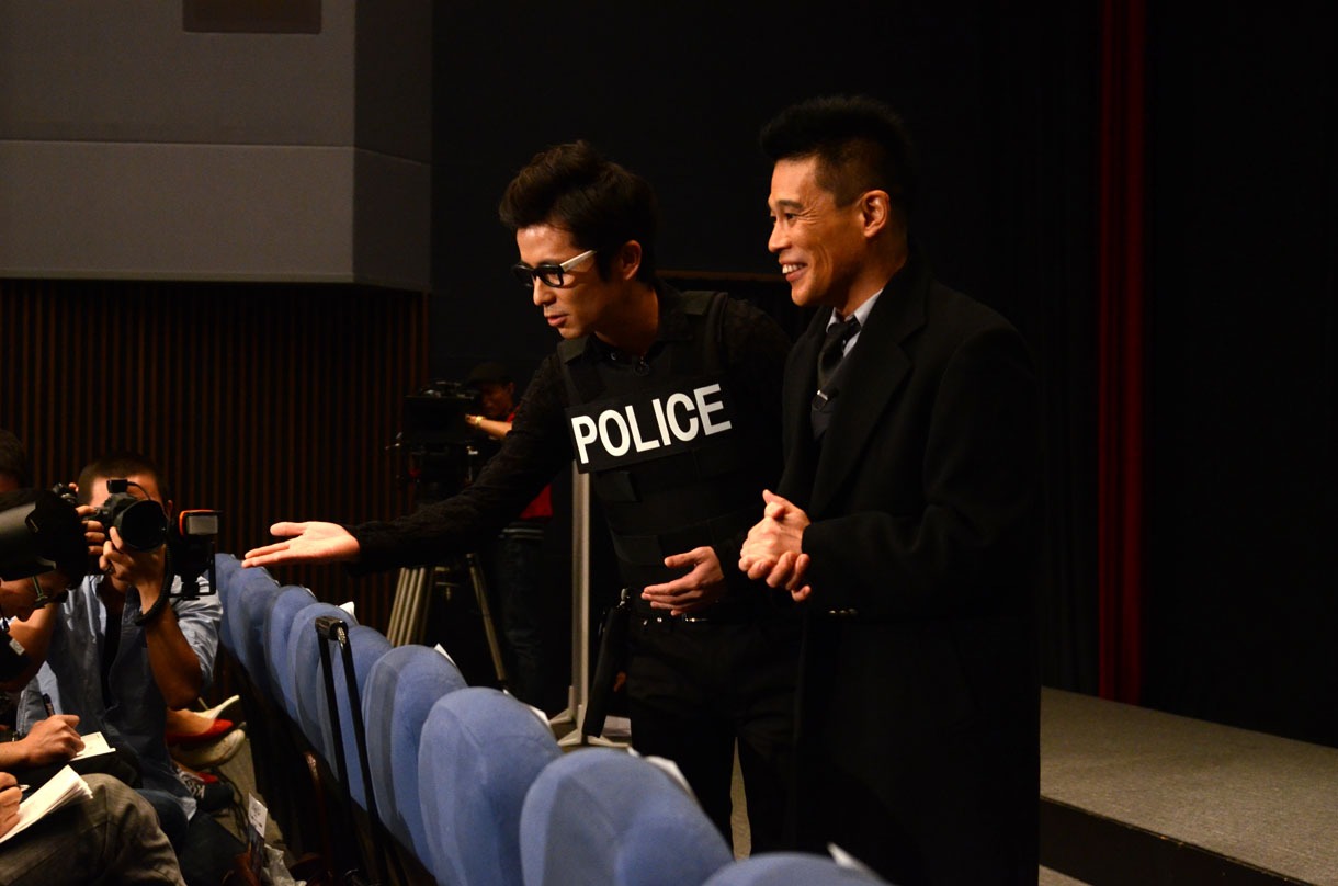 報道陣に自ら質問を求めるシンゴ24時。