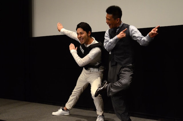 カッキーンのポーズを決めるオリラジ中田と柳沢慎吾。