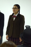 たんぽぽ白鳥は劇中で披露している制服姿で登場。