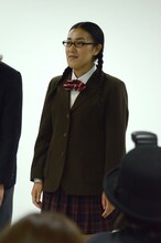 たんぽぽ白鳥は劇中で披露している制服姿で登場。