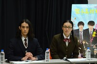 学生が制作した15秒スポットを鑑賞したたんぽぽ白鳥と栗原類。