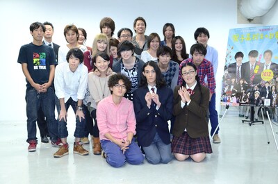 バンタン映画映像学部の学生たちと記念撮影した（写真前列右から）たんぽぽ白鳥、栗原類、松居大悟監督。