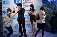 SHIBUYA109前でハイタッチ会を行った千原ジュニアと平井理央。