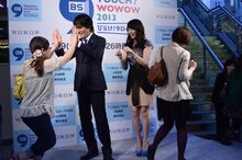 SHIBUYA109前でハイタッチ会を行った千原ジュニアと平井理央。