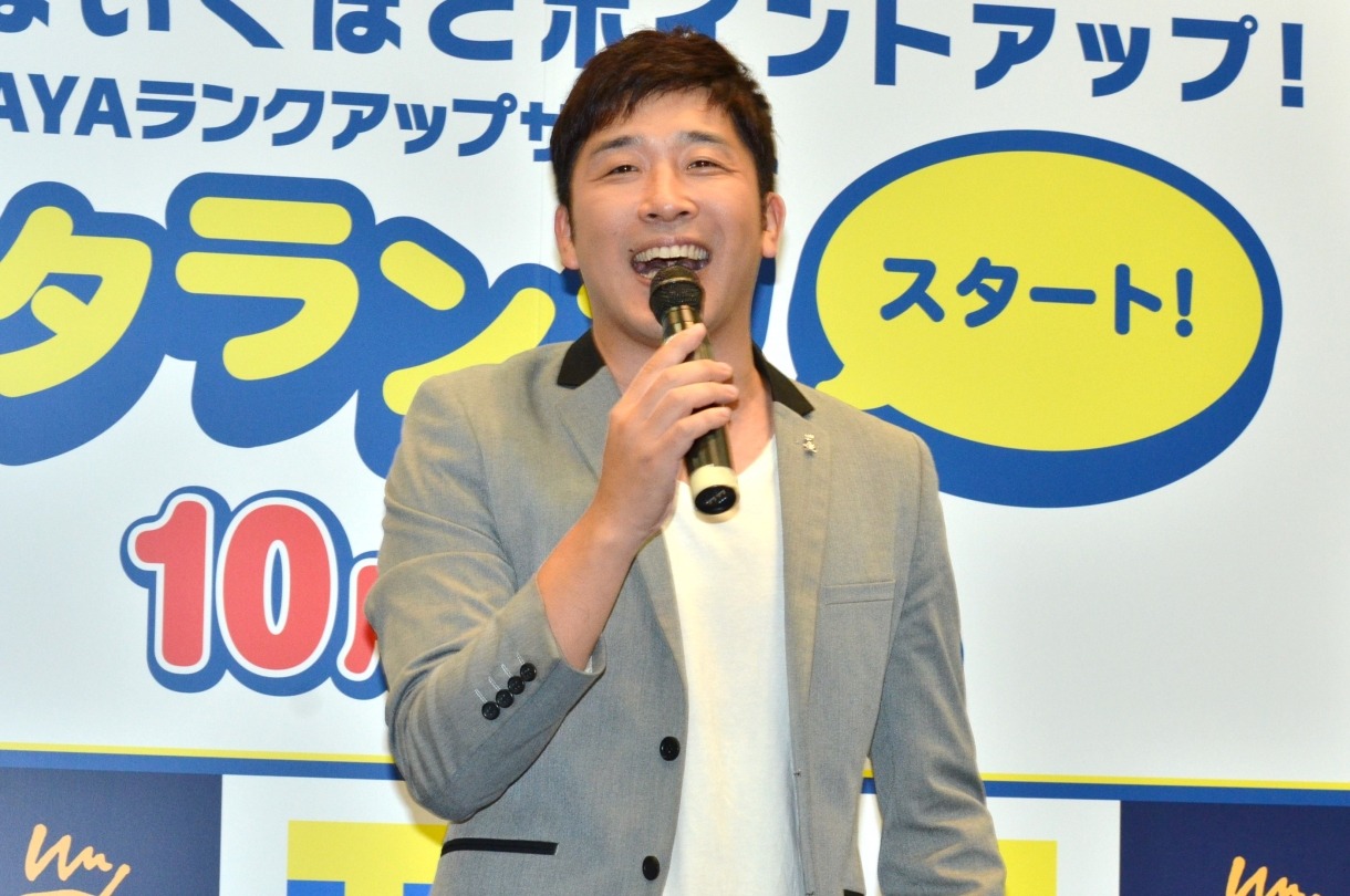 イベントでMCを務めたあべこうじ。