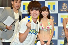 一発ギャグを披露するウーマンラッシュアワー村本（中央）。