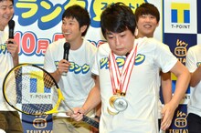 一発ギャグを披露するフルーツポンチ村上（手前）。