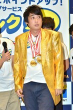 判定の結果、“ランクアップできた芸人”として認められ、やや斜に構えるフルーツポンチ村上。