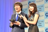 「TOUCH！WOWOW 2013 ひらけ！ 9Doors」総合司会の千原ジュニアと平井理央。