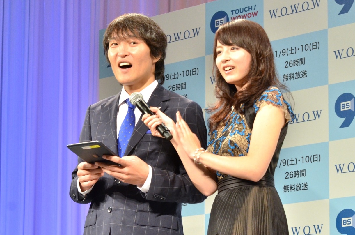 「TOUCH！WOWOW 2013 ひらけ！ 9Doors」総合司会の千原ジュニアと平井理央。