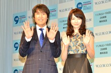「TOUCH！WOWOW 2013 ひらけ！ 9Doors」総合司会の千原ジュニアと平井理央。