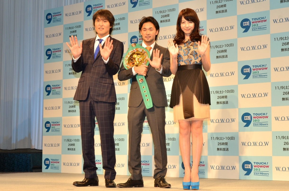 「TOUCH！WOWOW 2013 ひらけ！ 9Doors」総合司会の千原ジュニアと平井理央。写真中央はプロボクサー・山中慎介選手