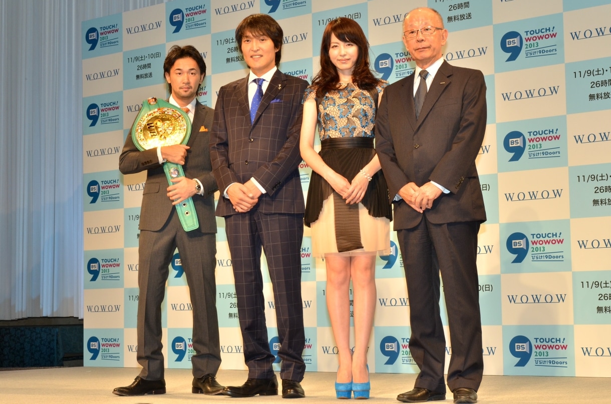 「TOUCH！WOWOW 2013 ひらけ！ 9Doors」記者会見後のフォトセッションの様子。26時間放送の中で山中慎介選手（写真左端）らの試合を中継する。写真右端はWOWOWの代表取締役社長・和崎信哉。