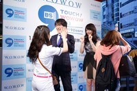 SHIBUYA109前でハイタッチ会を行った千原ジュニアと平井理央。