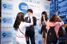 SHIBUYA109前でハイタッチ会を行った千原ジュニアと平井理央。