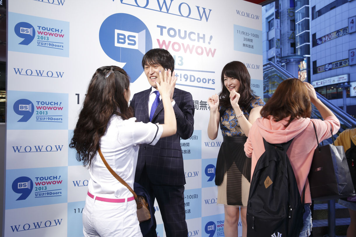 SHIBUYA109前でハイタッチ会を行った千原ジュニアと平井理央。