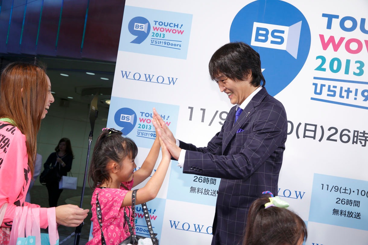 SHIBUYA109前でハイタッチ会を行った千原ジュニア。