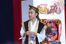 かもめんたる岩崎はエイサー姿で登場。