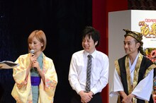 「戦国パチンコ『CR花の慶次 SP～琉』」新機種発表会でトークを繰り広げるかもめんたると水沢アリー。