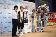 「戦国パチンコ『CR花の慶次 SP~琉』」新機種発表会後のフォトセッションの様子。右端は同機種のイメージソングを歌唱した角田信朗。