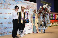 「戦国パチンコ『CR花の慶次 SP～琉』」新機種発表会後のフォトセッションの様子。右端は同機種のイメージソングを歌唱した角田信朗。