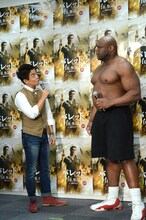 DVD / Blu-ray「バレット」発売記念イベントに出演したスピードワゴン井戸田とボブ・サップ。