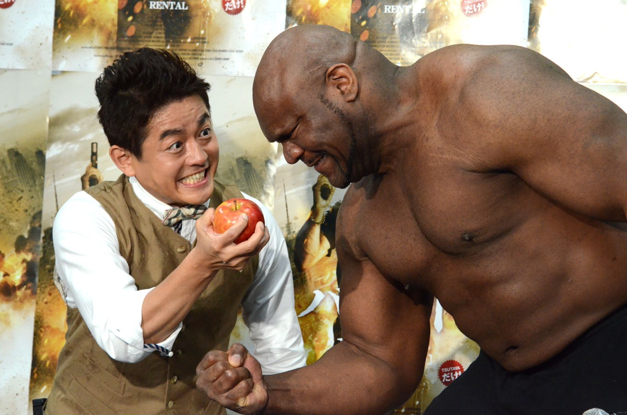 りんごを片手で握りつぶそうとする井戸田。