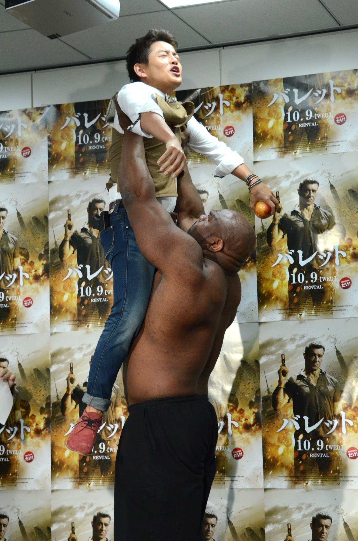 乳首を触って遊ぶ井戸田を懲らしめるボブ・サップ。