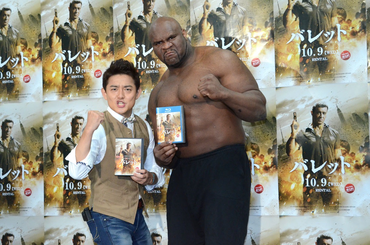 DVD / Blu-ray「バレット」発売記念イベントに出演したスピードワゴン井戸田とボブ・サップ。