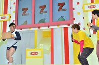 サプライズゲストとして登場したくまだまさし（左）と、驚くハリセンボン。