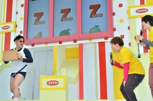 サプライズゲストとして登場したくまだまさし（左）と、驚くハリセンボン。