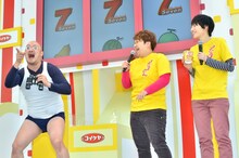 ネタを披露するくまだまさし（左）と、ハリセンボン。