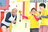 くまだまさしとハリセンボン（左から）。