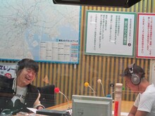 メールを通じてリスナーとのやりとりを楽しむバカリズム。