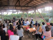 最後は農園の人たちに感謝の気持ちを込めて、TUBEの「シーズン・イン・ザ・サン」で、さつまいもあるある「皮薄い」を全員で合唱。