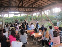 最後は農園の人たちに感謝の気持ちを込めて、TUBEの「シーズン・イン・ザ・サン」で、さつまいもあるある「皮薄い」を全員で合唱。