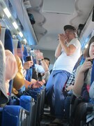 農家風の恰好のまま、COMPLEXの「1990」にのせて草むらあるあるをノリノリで歌うRG。