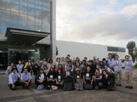 よしもとアール・アンド・シーのほとんどのCD、DVDを作っているソニーDADCジャパンの茨城工場で記念撮影。