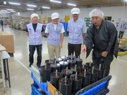 自分のDVD「Live in Japan」2500枚を目の前にしビックリするRG。