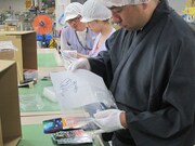 自らの手で1枚1枚丁寧に作業するRG。