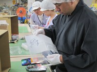 自らの手で1枚1枚丁寧に作業するRG。