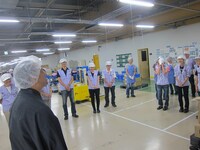 工場のスタッフにDVDあるあるを歌うRG。