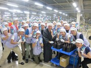 バスツアー「さつまいも！ DVD工場！ BBQ！ 秋の味覚大集合！ 茨城てんこもりあるある大収穫祭」で、芸人として初めてソニーDADCジャパンの茨城工場を訪問したレイザーラモンRG。