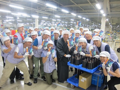 バスツアー「さつまいも！ DVD工場！ BBQ！ 秋の味覚大集合！ 茨城てんこもりあるある大収穫祭」で、芸人として初めてソニーDADCジャパンの茨城工場を訪問したレイザーラモンRG。