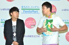 自身にTシャツに、茨城の伝説の巨人「ダイダラボウ」のイラストを採り入れている佐久間一行（右）。