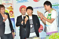 スイーツを試食する芸人たち。