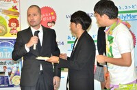 スイーツを試食して凛々しい顔つきになるスリムクラブ内間（左）。