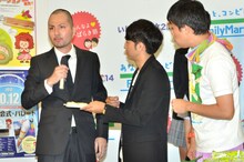 スイーツを試食して凛々しい顔つきになるスリムクラブ内間（左）。